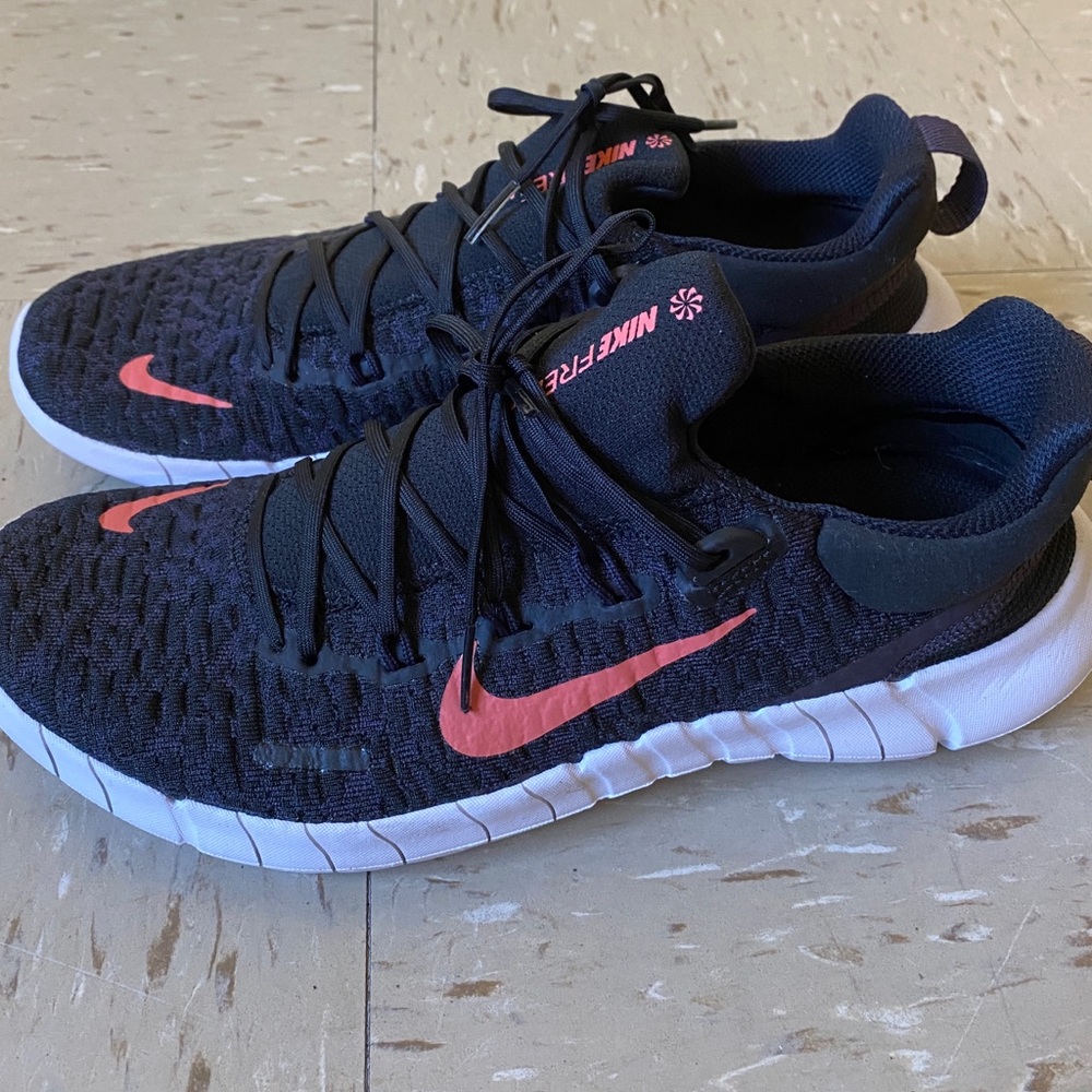 (SOLD) Nike Women’s Free Run 5.0 Running Shoes, Size 9